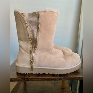 UGG Boots size 10. Only worn twice. Excellent condition overall! 🤎